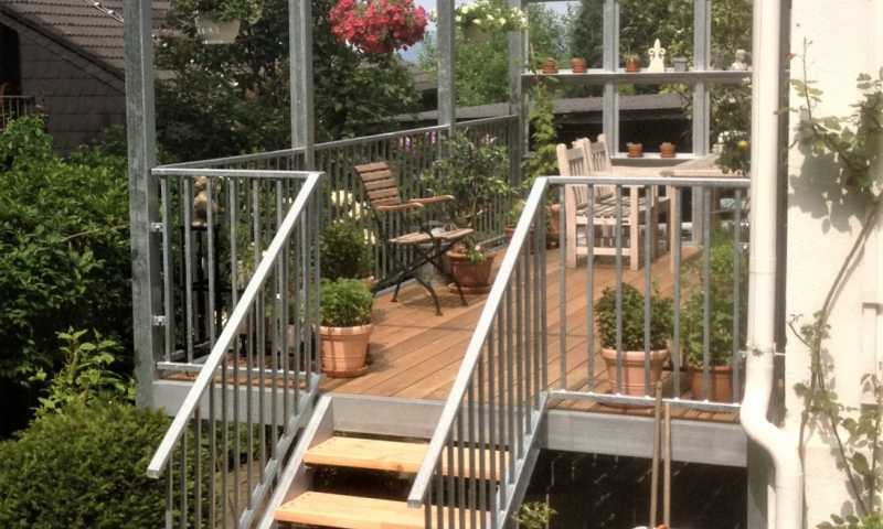 Abbildung Balkon- / Terrassenanbau aus verzinktem Stahl mit Stahltreppe