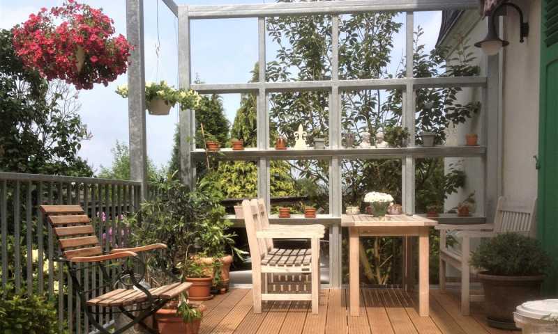 Abbildung Balkon- / Terrassenanbau aus verzinktem Stahl mit Stahltreppe