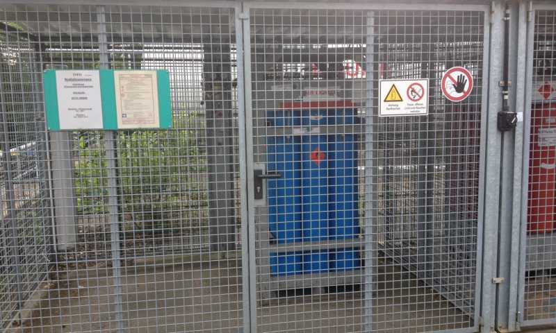 Abbildung Gaslager Schutzzaun aus Stahl mit Tor